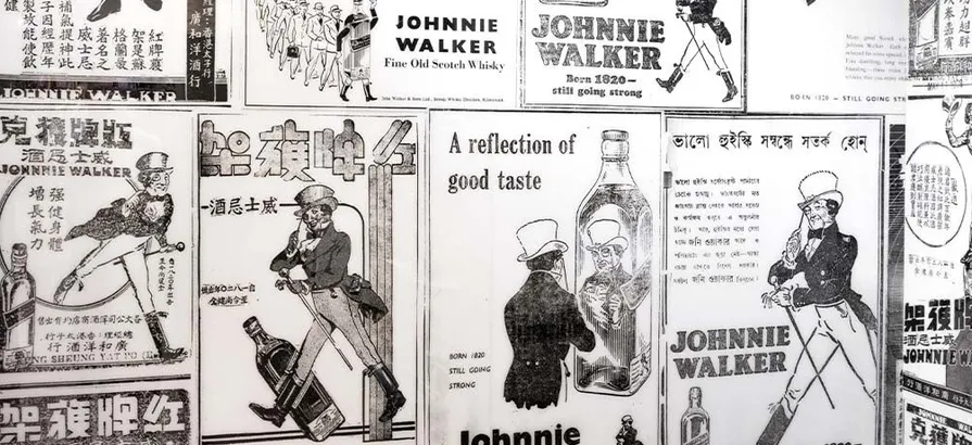 Eine Sammlung von alten Johnnie Walker Zeitungsanzeigen in verschiedenen Sprachen