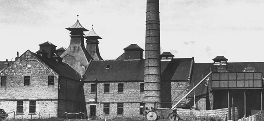 Old black and white picture of the Dalwhinnie distillery building