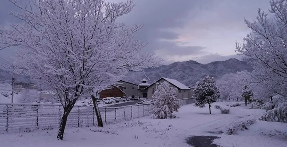 Chichibu-Brennerei mit Bergen im Hintergrund, die im Winter mit weißem Schnee bedeckt sind