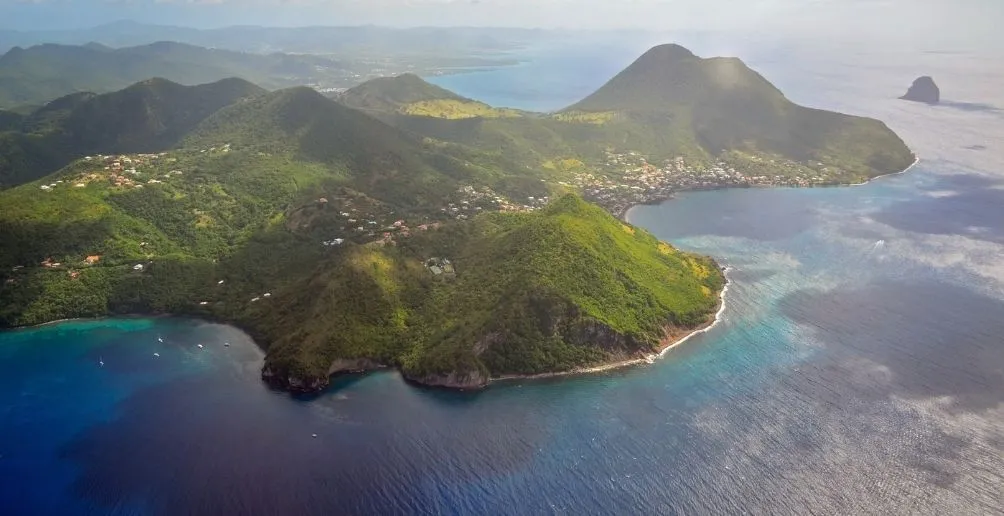 Ein Teil der Insel Martinique in grüner Natur und umgeben vom blauen Ozean