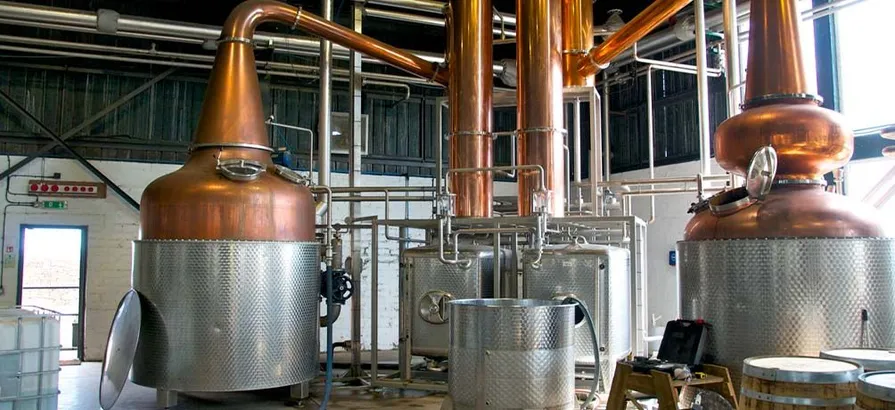 Wash still (links) und pot-shaped spirit still (rechts) in Arbikie's still house